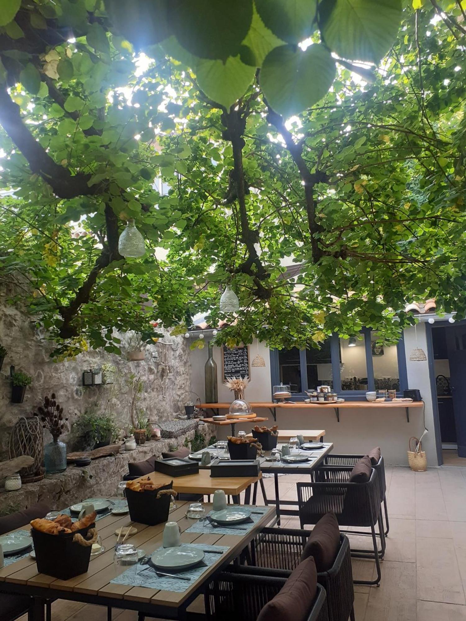 Sous Le Tilleul A Ruoms Dış mekan fotoğraf